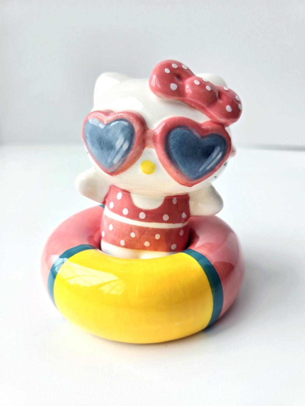 Sanrio Hello Kitty Pool Float Salt & Pepper Shaker Set 🏖😸 NIB